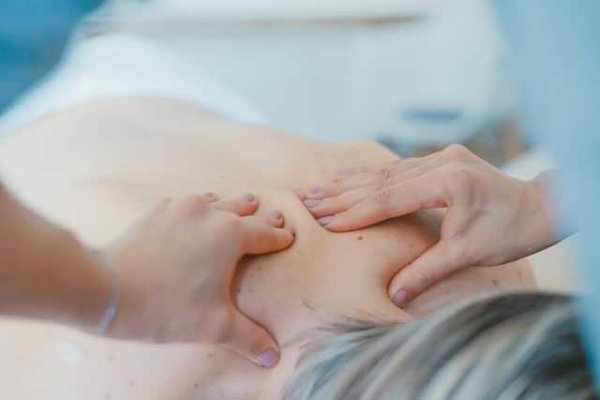 Quels sont les bienfaits des massages faciaux et comment les pratiquer chez soi ?